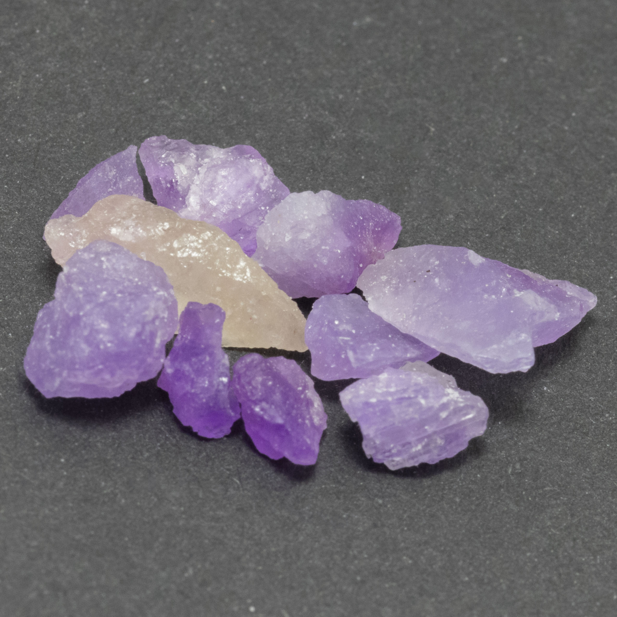 10 Hackmanit Kristalle 4.98 Ct, Premium Fluoreszenz