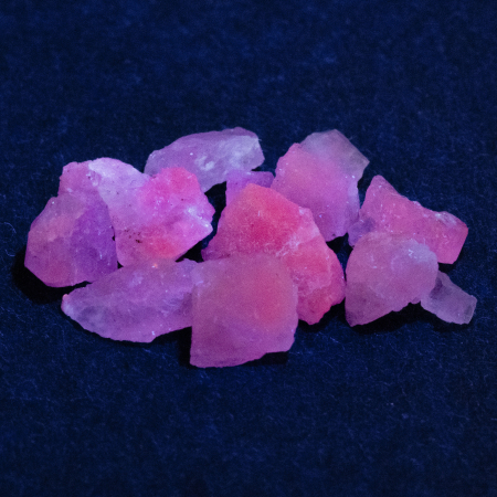 13 Hackmanit Kristalle 5.12 Ct, fluoreszierend