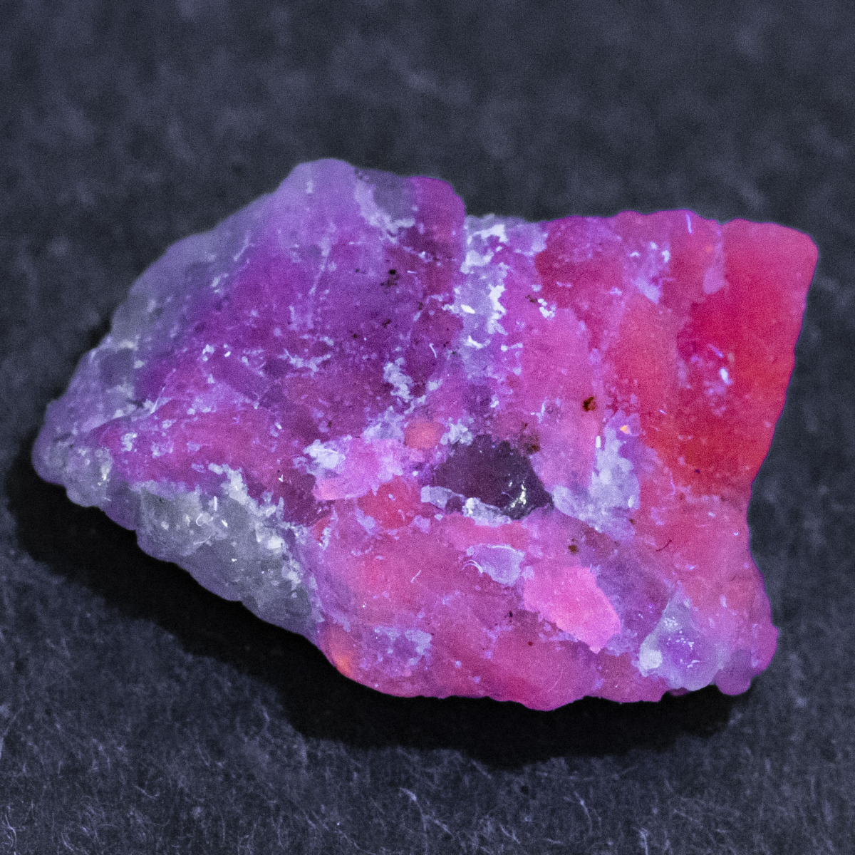 Hackmanit Kristall 5.41 Ct, fluoreszierend