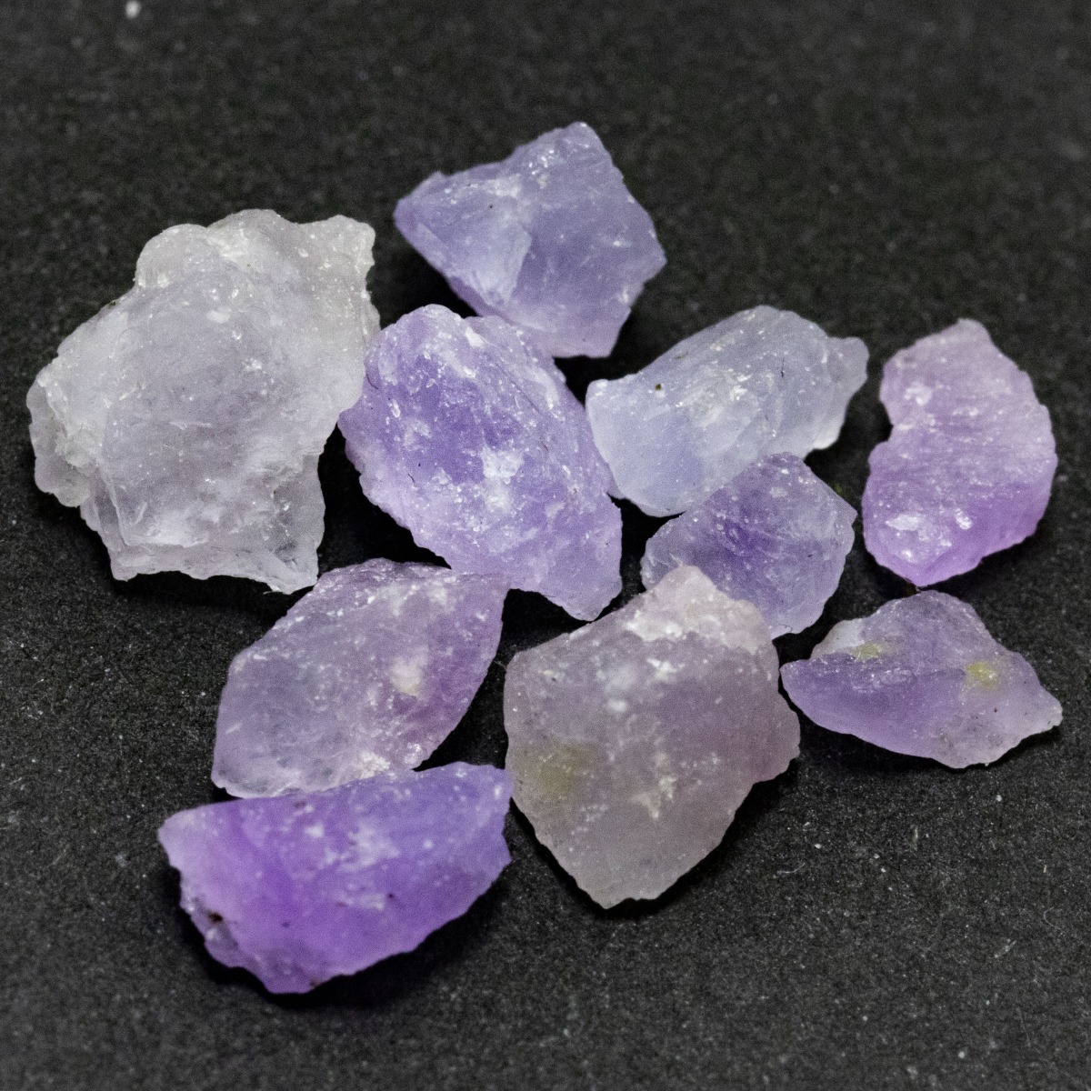 10 Hackmanit Kristalle 5.49 Ct, fluoreszierend