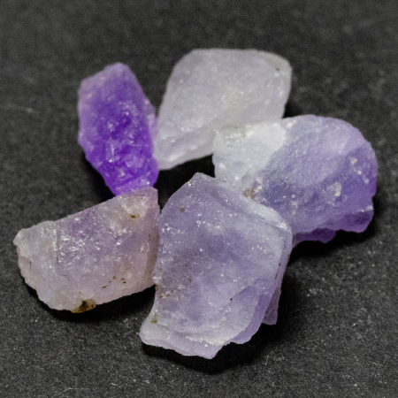 5 Hackmanit Kristalle 5.96 Ct, fluoreszierend