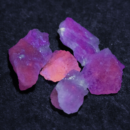 5 Hackmanit Kristalle 6.28 Ct, fluoreszierend