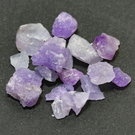 16 Hackmanit Kristalle 6.57 Ct, fluoreszierend