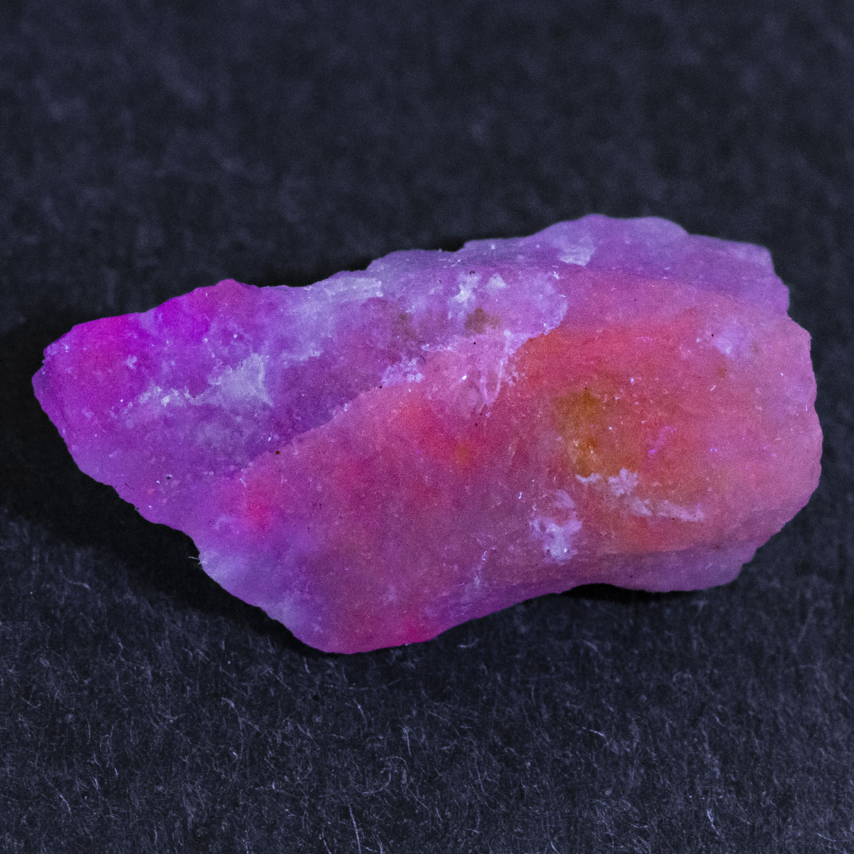 Hackmanit Kristall 6.70 Ct, fluoreszierend