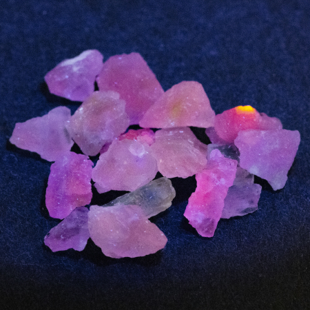 17 Hackmanit Kristalle 6.70 Ct, fluoreszierend