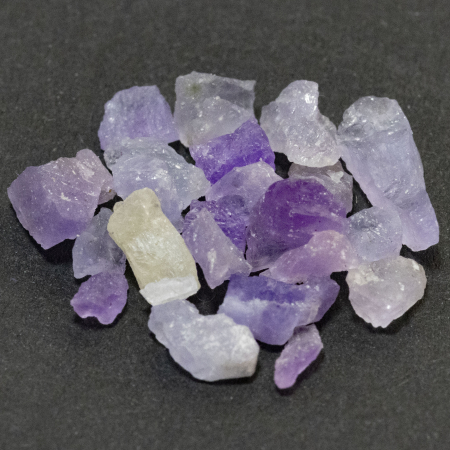 23 Hackmanit Kristalle 7.19 Ct, fluoreszierend