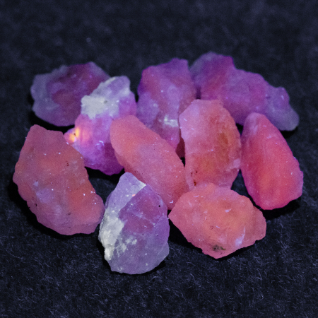 10 Hackmanit Kristalle 8.67 Ct, fluoreszierend