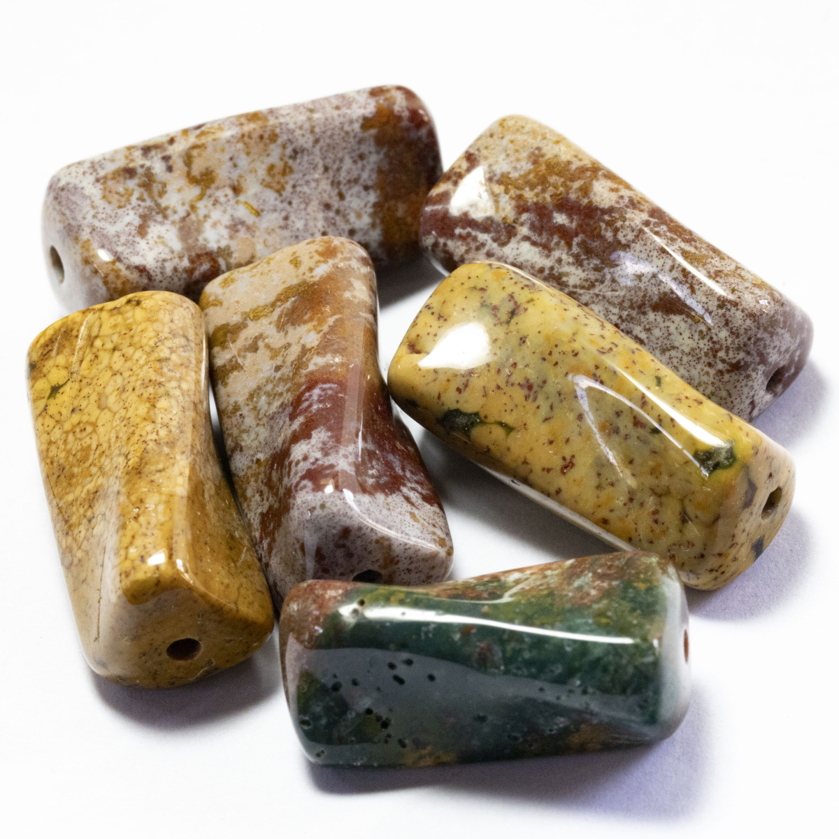 6 Jaspis Perlen mit 85.36 Ct