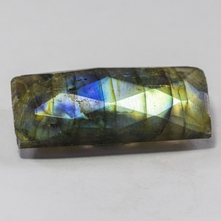 Labradorit im Rosenschliff mit 21.12 Ct