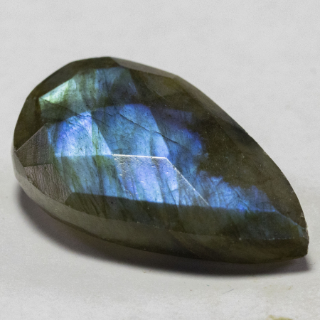 Labradorit im Rosenschliff mit 25.40 Ct