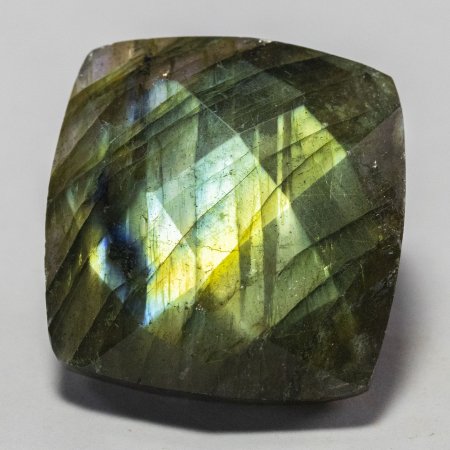 Labradorit im Rosenschliff mit 28.62 Ct
