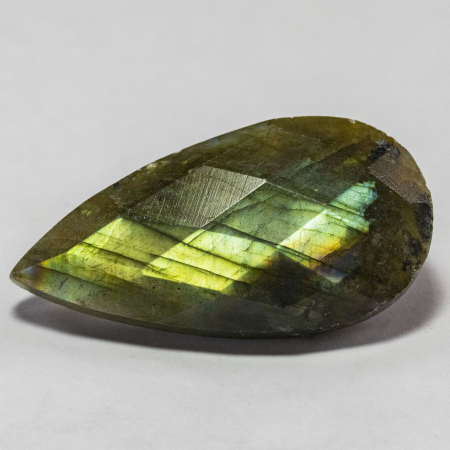 Labradorit im Rosenschliff mit 35.06 Ct