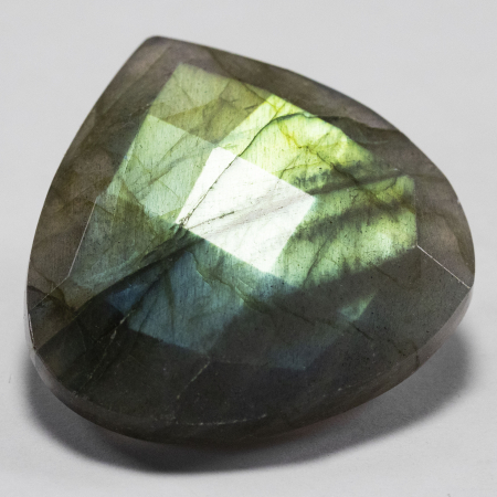 Labradorit im Rosenschliff mit 39.08 Ct
