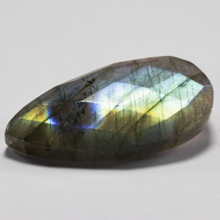Labradorit im Rosenschliff mit 40.76 Ct