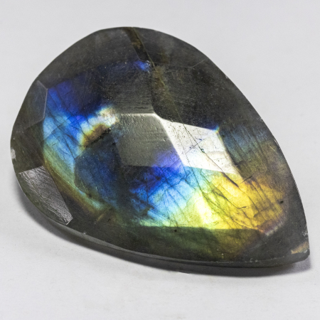 Labradorit im Rosenschliff mit 46.89 Ct
