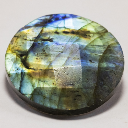 Labradorit im Rosenschliff mit 50.01 Ct