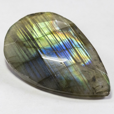 Labradorit im Rosenschliff mit 51.05 Ct