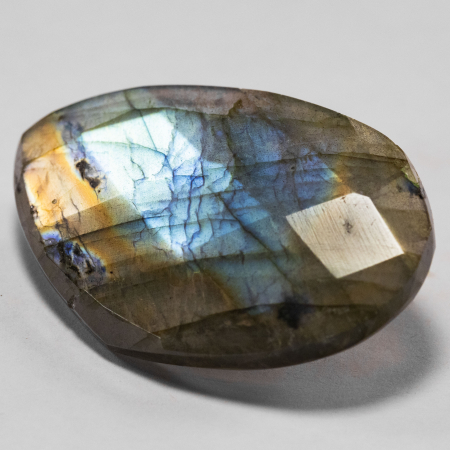 Labradorit im Rosenschliff mit 53.09 Ct