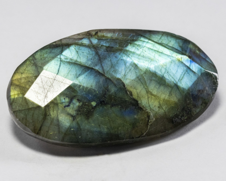 Labradorit im Rosenschliff mit 55.45 Ct