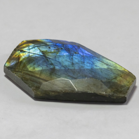 Labradorit im Rosenschliff mit 56.31 Ct