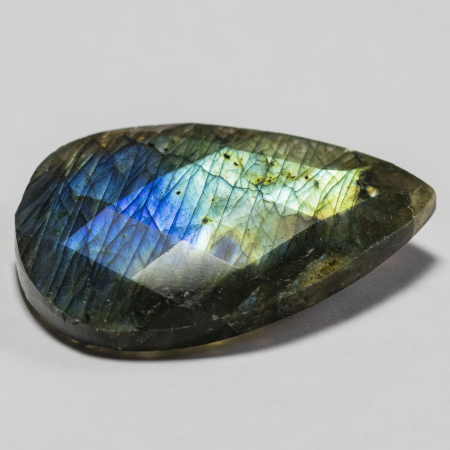 Labradorit im Rosenschliff mit 57.69 Ct