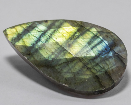 Labradorit im Rosenschliff mit 70.41 Ct