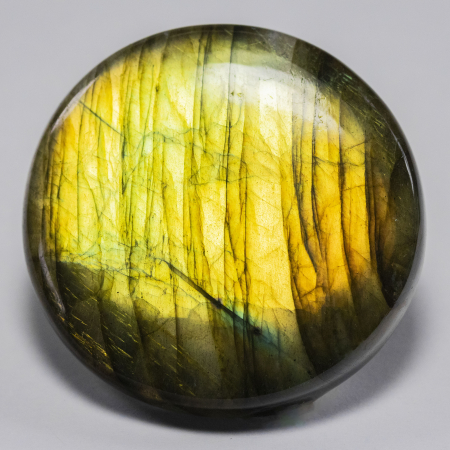 Labradorit mit 77.61 Ct