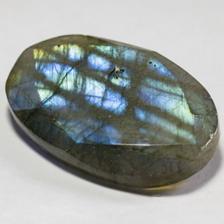 Labradorit im Rosenschliff mit 84.81 Ct