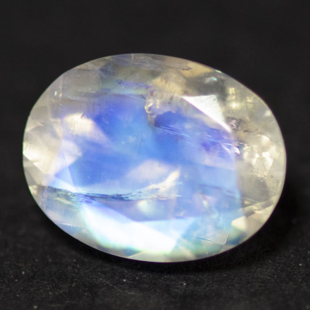 Facettierter Mondstein mit 1.57 Ct, AA Grade