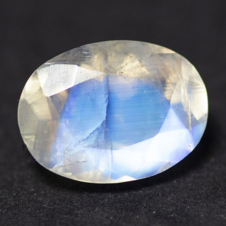 Facettierter Mondstein mit 1.72 Ct, AA Grade