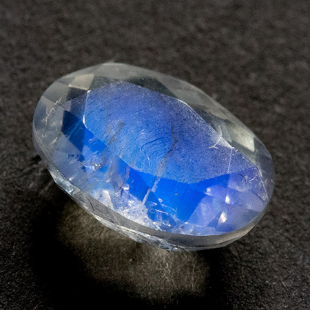 Facettierter Mondstein mit 1.89 Ct, AA Grade