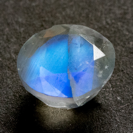 Facettierter Mondstein mit 1.93 Ct, AA Grade