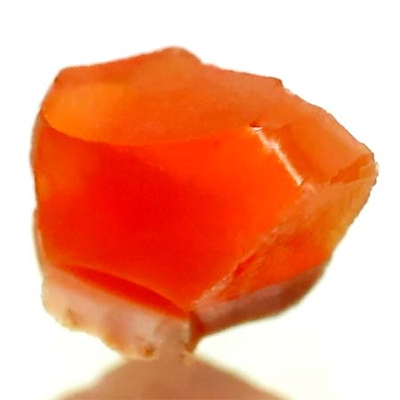 Mexikanischer Feueropal Kristall mit 0.84 Ct