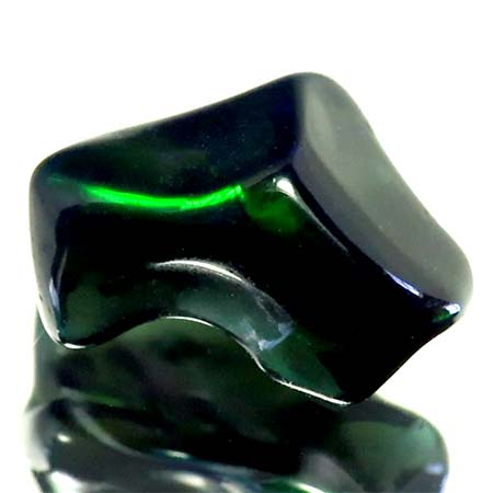 Schwarzer Opal-Kristall 1.52 Ct, poliert