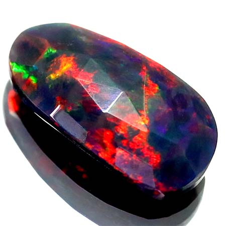 Schwarzer Welo-Opal im Rosenschliff mit 3.30 Ct, AAA Grade