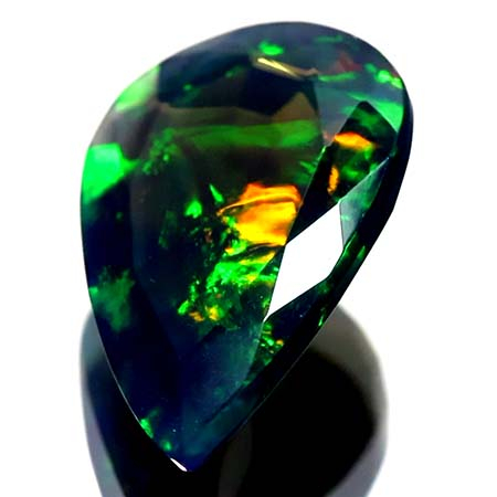 Schwarzer Opal mit 3.60 Ct - facettiert, AAA Qualität