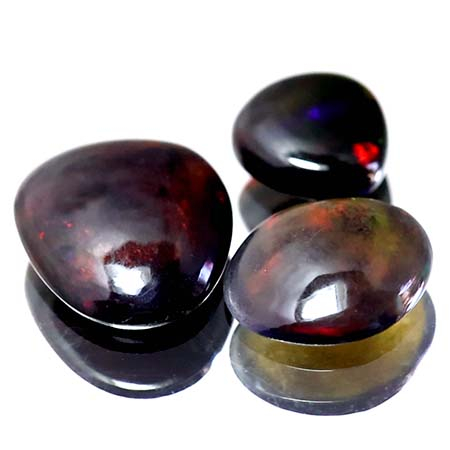 3 Schwarze Opale mit 3.13 Ct