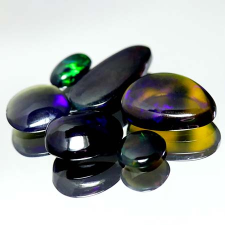 6 Schwarze Opale mit 3.99 Ct