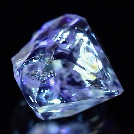 Petroleum Quarz mit 1.27 Ct, fluoreszierend