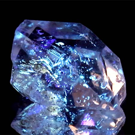 Petroleum Quarz mit 6.39 Ct, fluoreszierend