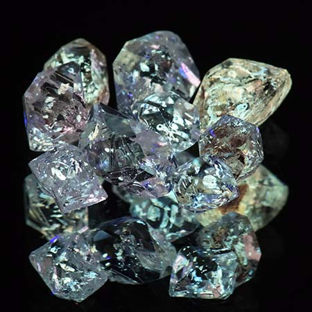 9 Petroleum Quarze mit 5.17 Ct, fluoreszierend