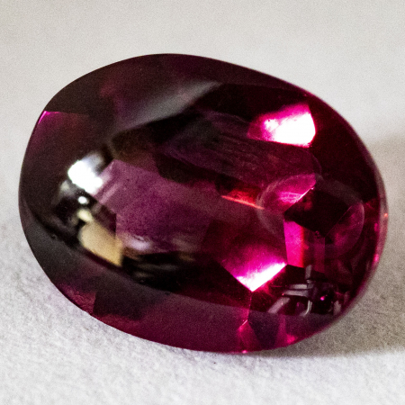 Rhodolit mit 1.45 Ct, Fantasieschliff