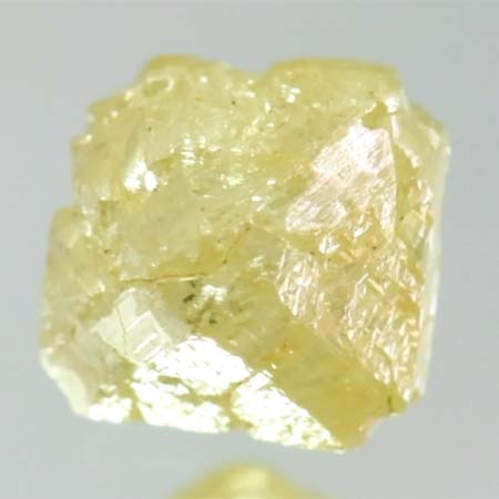 Gelber Rohdiamant mit 0.82 Ct