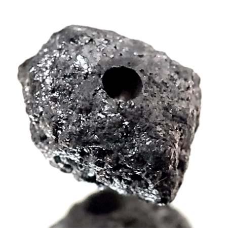 Schwarzer  Rohdiamant 1.74 Ct, gebohrt