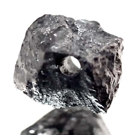 Schwarzer  Rohdiamant 2.26 Ct, gebohrt