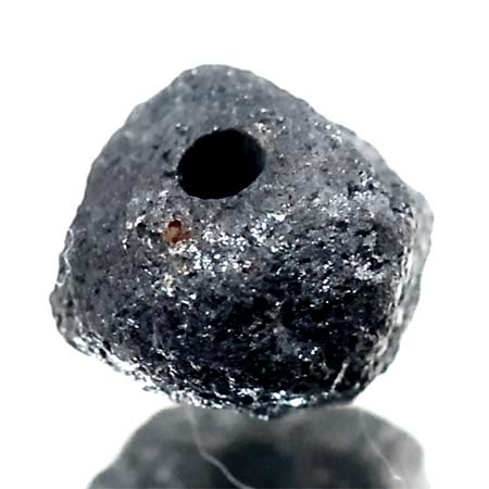 Schwarzer  Rohdiamant 2.47 Ct, gebohrt