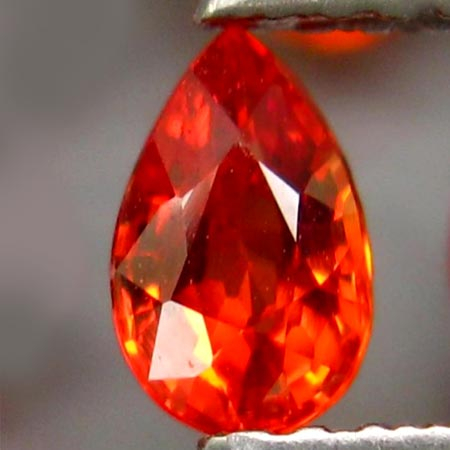 Rotorangener Padparadsha Saphir mit 5 x 3 mm