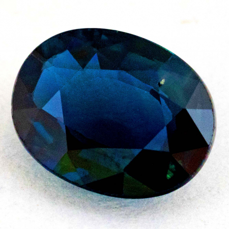 Blauer Saphir mit 1.36 Ct, leicht beschädigt