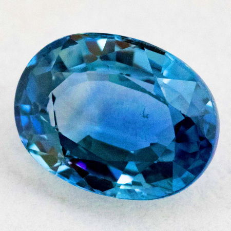 Blauer Saphir mit 1.84 Ct, leicht beschädigt