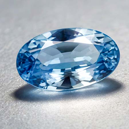 Hellblauer Saphir mit ca. 5 x 3 mm